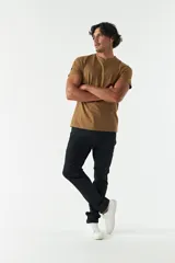 Pantalón de jean negro de corte recto, tiro medio, con roturas y logo bordado.
