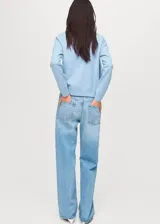 Cardigan de punto fino en color celeste con diseño de rombos en tonos beige. Presenta cuello redondo, cierre frontal con botones y mangas largas.