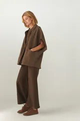 Chaleco marrón de lana con cuello mao, solapas pronunciadas, bolsillos ojal y terminaciones envivadas.