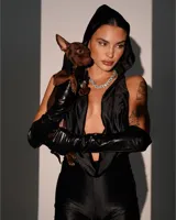 Catsuit anatómico negro de lycra elastizada, con capucha y escote pronunciado.