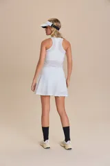 Musculosa deportiva de calce ajustado, confeccionada en tejido técnico con textura microperforada para mayor transpirabilidad. Presenta cuello redondo y diseño anatómico que favorece la libertad de movimiento.