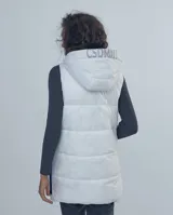 Chaleco largo negro estilo puffer con capucha y cierre frontal.