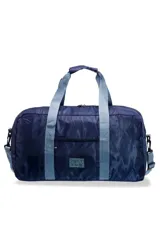 Bolso de viaje tipo duffel, color azul, plegable y con correa de hombro ajustable.