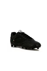Zapatos de fútbol Lotto modelo Milan-MD-M, color negro, con tapones para césped natural, detalles de costuras en la puntera y logo de la marca en el lateral con la bandera de Italia.