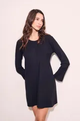 Vestido corto negro de viscosa con elastano, corte recto y mangas largas.