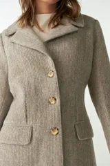 Tapado largo color beige confeccionado en lana, con cuello con solapa, manga larga, forrado, con bolsillos y cierre frontal con botones. Tela 100% lana fina sin teñir, diseñada exclusivamente por Don Baez. Hecho 100% en Uruguay.