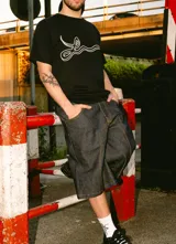 Remera negra de algodón con estampa plastisol de alta calidad.