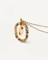 Collar dorado con dije ovalado con piedras de colores y letra O colgante.