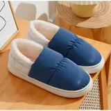 Pantuflas cerradas de diseño acolchado con exterior impermeable en color azul y blanco, interior forrado en corderito sintético y suela de goma antideslizante.