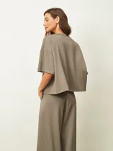 Remera azul oscuro de manga corta, cuello redondo y corte holgado.