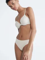 Colaless color piel de microfibra suave con bordes cortados a láser, talle medio y logo de Calvin Klein estampado en la cadera.