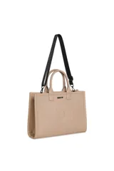 Cartera tipo tote color bordó de cuero sintético con textura granulada, doble asa de mano y correa larga ajustable. Cuenta con un círculo grabado en relieve con diseño y texto al frente.