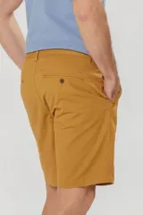 Bermuda clásica color beige con bolsillos laterales y traseros, confeccionada en algodón con spandex.