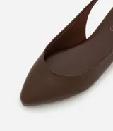 Bailarina de diseño minimalista en color marrón, confeccionada en material sintético con acabado liso. Presenta punta redondeada, suela plana con taco bajo y una tira elástica en el talón para un ajuste cómodo y seguro.