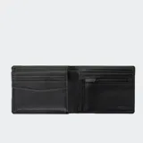 Billetera plegable color negro con el logo de Rip Curl grabado en relieve en el exterior.