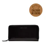 Billetera rectangular de cuero negro con cierre perimetral y logo de la marca grabado en el frente.