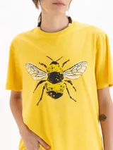 Remera violeta de jersey de algodón pima, con cuello redondo, mangas cortas y estampa frontal de abeja.