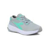 Championes deportivos Diadora modelo Rush para mujer, color gris claro con detalles en verde menta. Presentan una capellada de malla transpirable, logo Diadora en el lateral y una suela blanca gruesa.