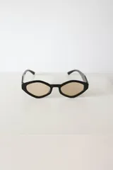 Lentes de sol negros con forma geométrica y protección UV400. Incluye estuche.