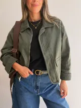 Chaqueta de algodón con cierre frontal, cuello y puños de pana. Presenta un diseño estructurado con bolsillos frontales funcionales.