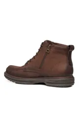 Bota tipo borcego Pegada en cuero marrón, con cordones frontales y suela de goma.