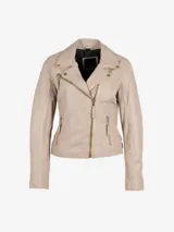 Chaqueta de cuero color beige con corte entallado, cierre cruzado con cremallera y cuello con solapas.