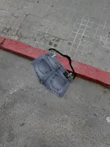 Short de jean negro de tiro bajo, con efecto acid wash y diseño corto ajustado.