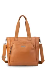 Cartera tipo tote marrón de diseño práctico y versátil, confeccionada en símil cuero con textura granulada. Cuenta con asas cortas fijas, bolsillos exteriores con cierre al frente y atrás, y bolsillos laterales abiertos. Su interior es amplio e incluye bolsillos organizadores. Viene con una correa ajustable y desmontable.