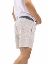 Short de baño rosado con estampado de rombos, cintura elastizada con cordón ajustable, bolsillos laterales y trasero.