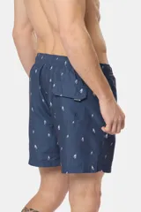 Short de baño clásico de color azul con estampado de veleros pequeños, cintura con elástico y cordón ajustable, dos bolsillos laterales y suspensor de malla fina en su interior.