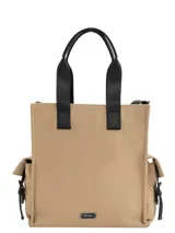 Bolso tipo tote color beige con detalles en negro, confeccionado en lona. Cuenta con doble asa de mano, correa larga ajustable para el hombro, bolsillos laterales con cierre de broche imantado y logo metálico frontal.