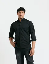 Camisa de manga larga color verde oscuro, con cuello button-down, cierre frontal de botones y bolsillo en el pecho.