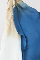 Pañuelo de seda con efecto degradado en tonos azul índigo y beige claro.