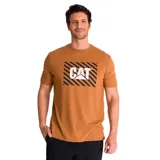 Remera de manga corta color marrón tostado con cuello redondo. Presenta un estampado gráfico en el pecho con el logo de Caterpillar sobre un fondo de rayas diagonales negras.