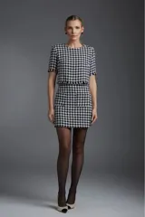 Blusa de poliéster con estampado pata de gallo en blanco y negro, de corte recto y mangas cortas con volados.