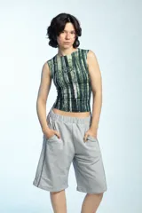 Musculosa de corte ajustado al cuerpo con estampado de bosque de bambú y cuello redondo.