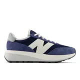 Championes New Balance modelo 370, unisex, color azul con detalles en blanco y gris.