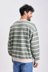 Buzo deportivo de hombre a rayas horizontales en tonos verde, blanco y azul marino, con cuello redondo y puños y dobladillo en color beige.