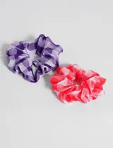 Set de dos gomitas de pelo con estampado a cuadros vichy, una roja y blanca y otra violeta y blanca.