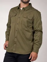 Camisa de algodón color verde militar, de manga larga, con cuello clásico, cierre con botones y dos bolsillos con solapa abotonada en el pecho.