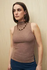 Top marrón sin mangas de cuello alto y tela texturizada.