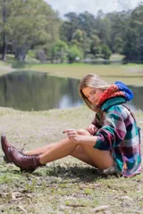 Botas acordonadas de cuero negro con suela track y detalle en cuero crudo en el talón.