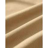 Sobre camisa de pana azul marino, con cuello francés, cierre frontal de botones, bolsillos plaqué en el pecho y manga larga de calce suelto.