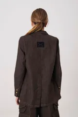 Blazer de silueta recta confeccionado en denim, con solapa clásica, cierre frontal con un botón y bolsillos delanteros.