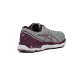 Championes de running Asics modelo Gel-Pacemaker 2, color gris con detalles en bordó y suela blanca. Incorporan tecnología de amortiguación en la suela y capellada de malla transpirable.