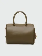 Cartera tipo bauletto color verde oliva, con diseño estructurado, cierre superior con cremallera y herrajes metálicos dorados. Incluye asas cortas y una correa larga ajustable para llevar al hombro o cruzada.