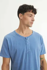 Remera de algodón color beige con cuello redondo y cierre frontal parcial con botones, de manga corta y corte clásico.