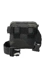 Bolso de mano y bandolera Rip Curl modelo 24/7 Pouch Search Camo, con diseño de camuflaje en tonos verde militar y negro. Cuenta con un compartimento principal con cierre, un bolsillo frontal con solapa, correa ajustable y el parche con el logo de la marca en la parte frontal.
