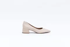 Zapato de cuero color beige, con punta fina y taco cuadrado de 5 cm.