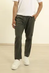 Pantalón de lino y algodón color azul marino, de corte relajado (relaxed fit) con cintura elástica ajustable mediante cordón. Presenta bolsillos frontales y bolsillos traseros.